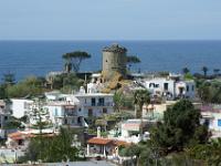 Teleblick zum alten Wehrturm Torrione in Forio